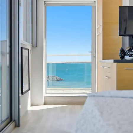 Panoramic Sea View Top-floor Waterfront Апартаменты