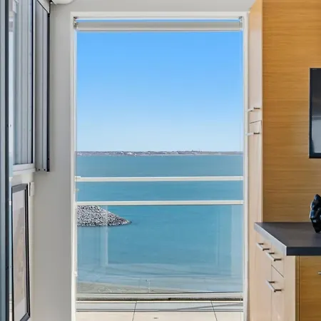 Panoramic Sea View Top-floor Waterfront Ла-Гранд-Мот